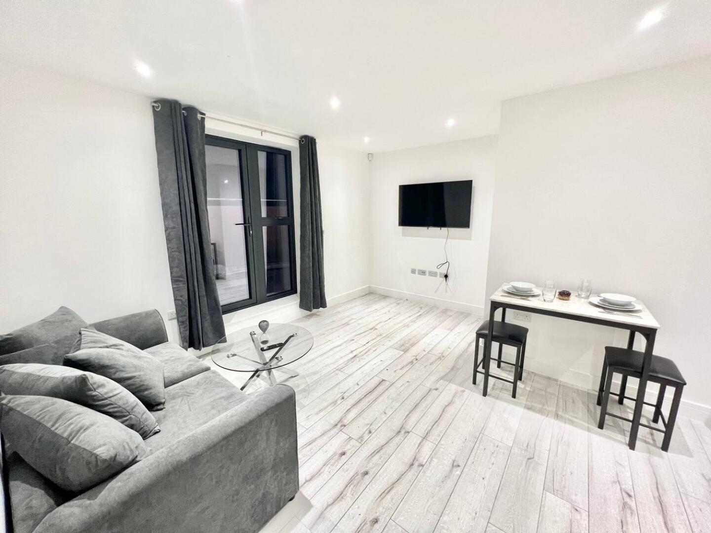 Queens Luxury Apartments Wembley Stadium - Лондон Екстериор снимка